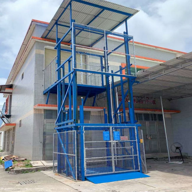 芦溪建材厂室外升降货梯安装